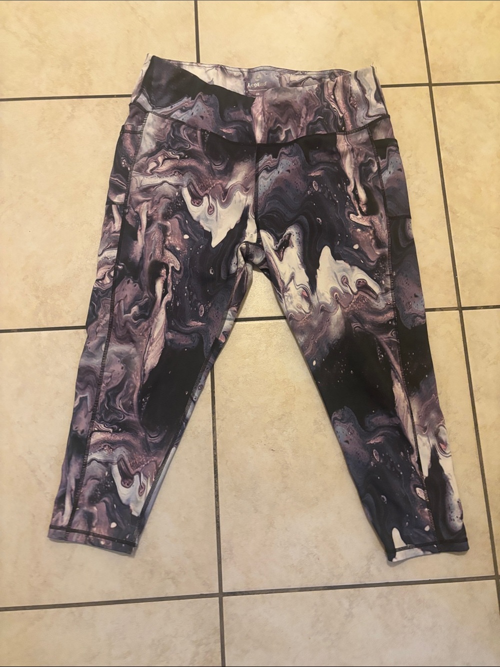 Women’s ' Purple Marble Print Active Capri Leggings